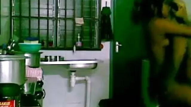 उसके सौतेले पिता द्वारा टक्कर फुल एचडी सेक्सी फिल्में लगी है!
