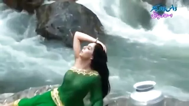 लोहान ब्लू फिल्म फुल एचडी एकल खेलने के लिए एक पत्रिका और खिलौना पकड़ लेता है
